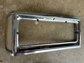 22506634 Oldsmobile 1981 1987 Olds Cutlass Head Light Bezel Side Marker 4 Door Read Right