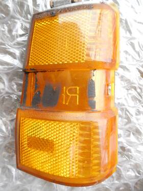 Pontiac 5970532 1979 Bonneville Right Marker Turn Signal Corner Light Oem Used Cracked And Scraped