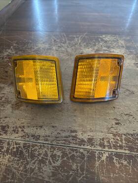 251953142b Volkswagen Vanagon Oem 1981-1999 Left And Right Side Front Corner Lights Oem. U